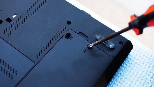 Làm thế nào để thay thế ổ cứng cho Laptop?