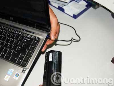 Có nên gỡ bỏ pin ra khỏi laptop khi cắm sạc?