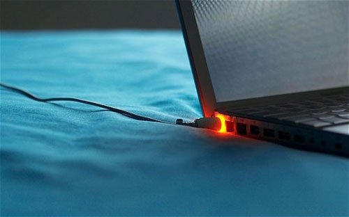 Vậy sạc laptop bị nóng có làm sao không?