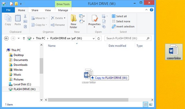 Nhấp chọn và kéo tệp đó từ máy tính của bạn vào cửa sổ của ổ flash