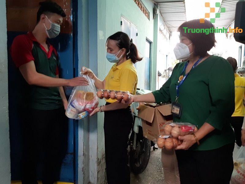 Người dân thất nghiệp xúc động nhận hỗ trợ lương thực, thực phẩm  – Tin Công Nghệ