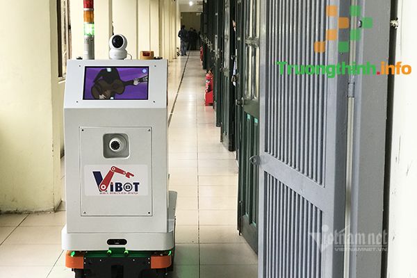 Robot Make in Vietnam ận chuyển thức ăn, đồ dùng cho bệnh nhân Covid-19