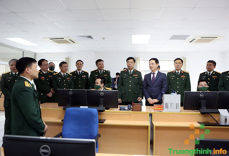 Bộ trưởng Nguyễn Mạnh Hùng thăm và chúc Tết một số đơn vị